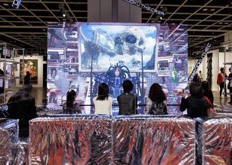 Imagen secundaria 1 - De arriba abajo, Vista panorámica de la exposición 'Stemflow: South by Southeast' en Osage Art Foundation; detalle de la instalación de Lou Yang en la sección Encounters de Art Basel HK; y Adeline Ooi, ex directora de Art Basel para Asia