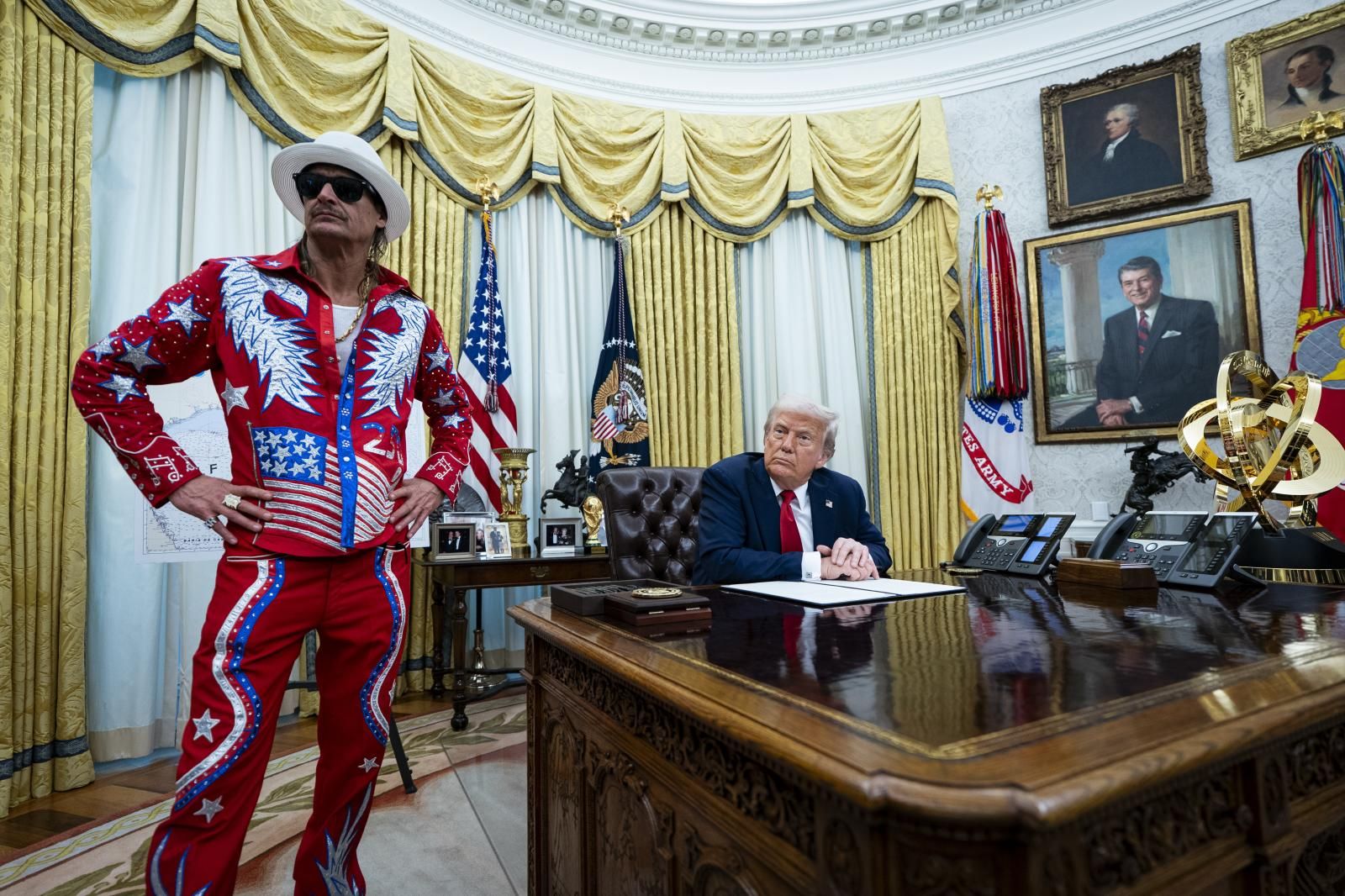 Kid Rock y el presidente de Estados Unidos, Donald Trump, ayer el Despacho Oval