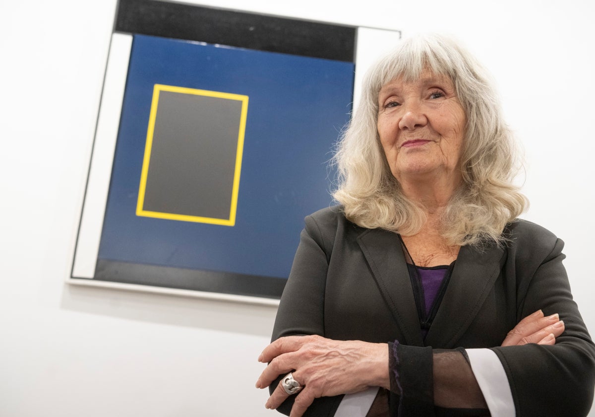 Inés Medina, junto a una de sus obras, en el estand de José de la Mano en ARCO