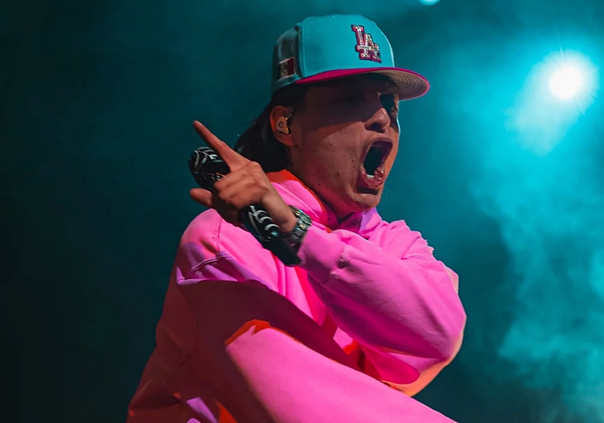 El mexicano Peso Pluma durante una actuación