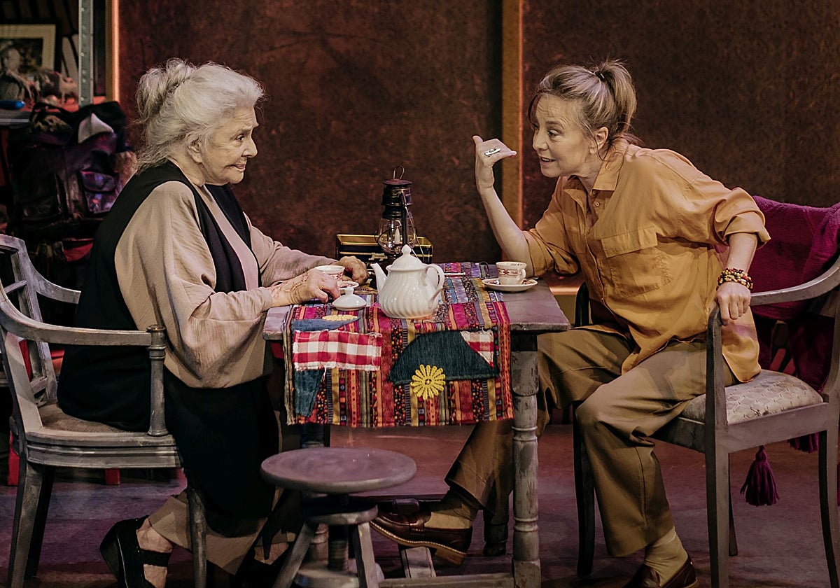 Lola Herrera y Natalia Dicenta, en una escena de la obra