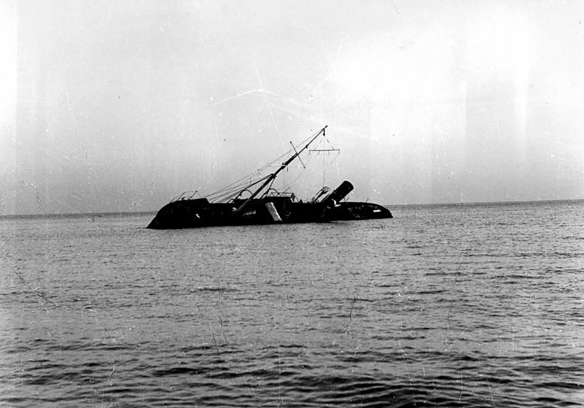 Barco republicano echado a pique por el bando nacional