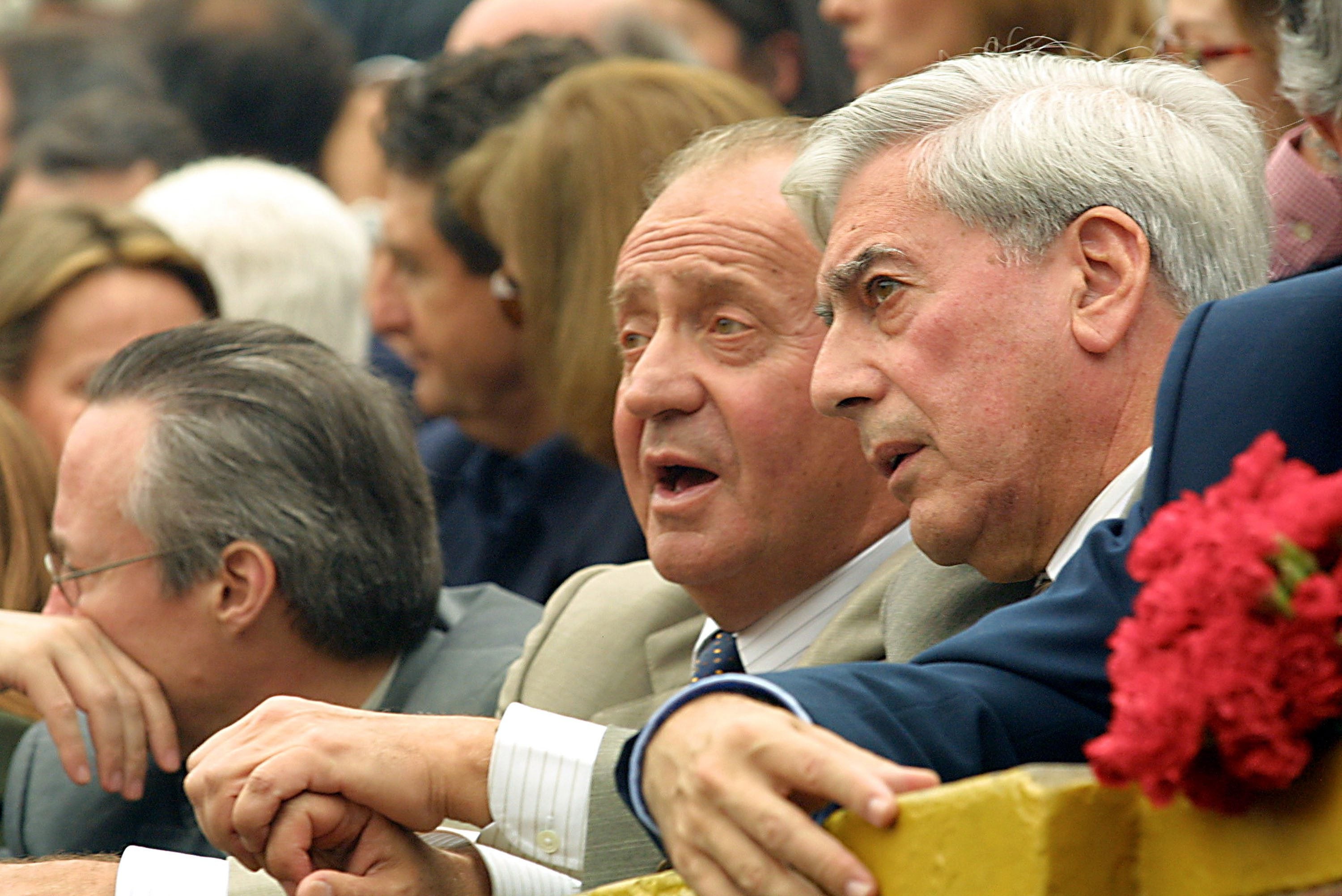El escritor, junto a Don Juan Carlos en los toros