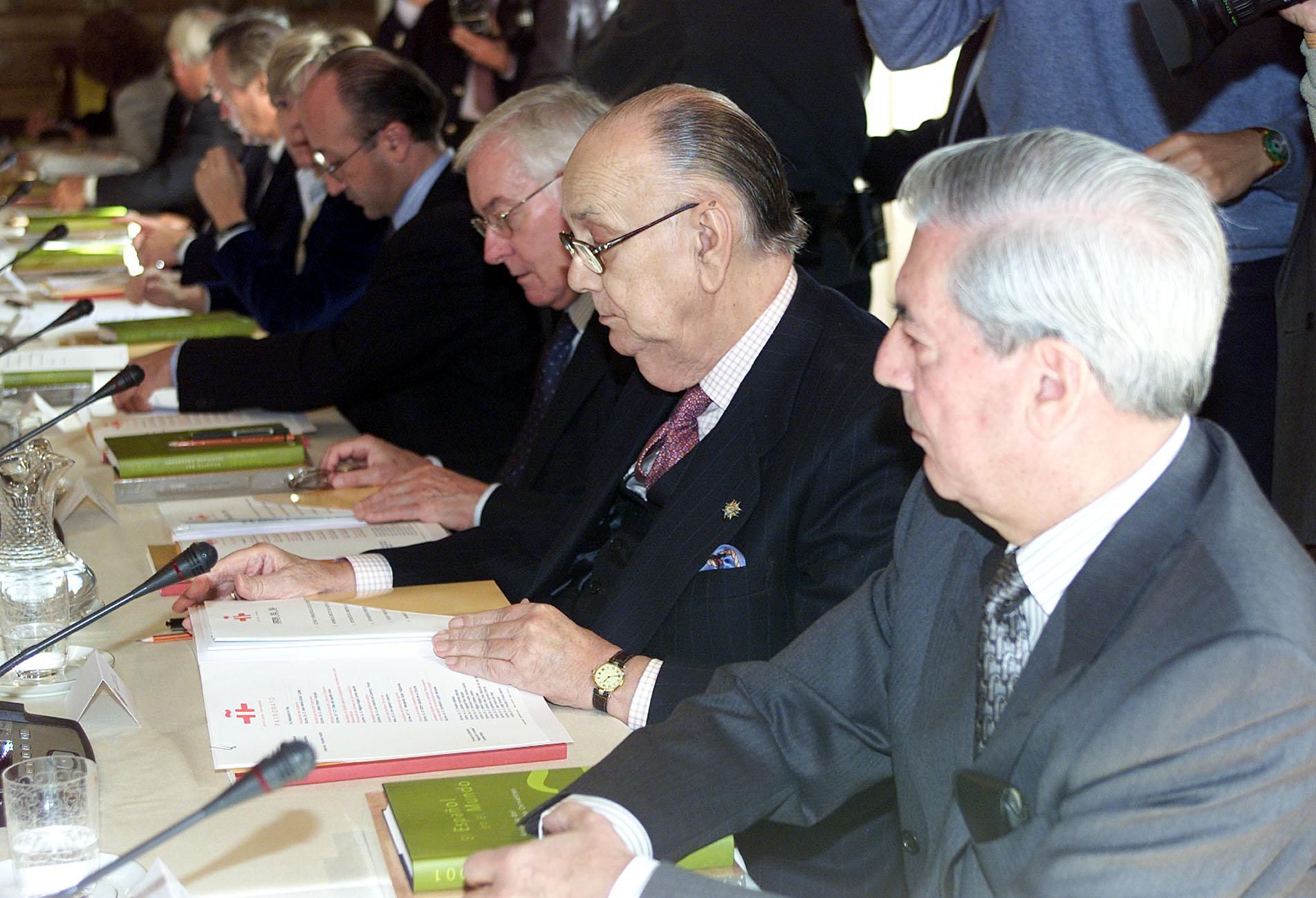 Junto a Camilo José Cela en el Patronato del Instituto Cervantes, en 2001