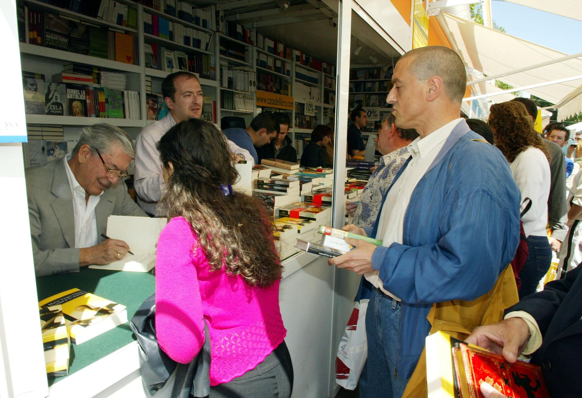 En la Feria del Libro de Madrid, firmando ejemplares de sus libros