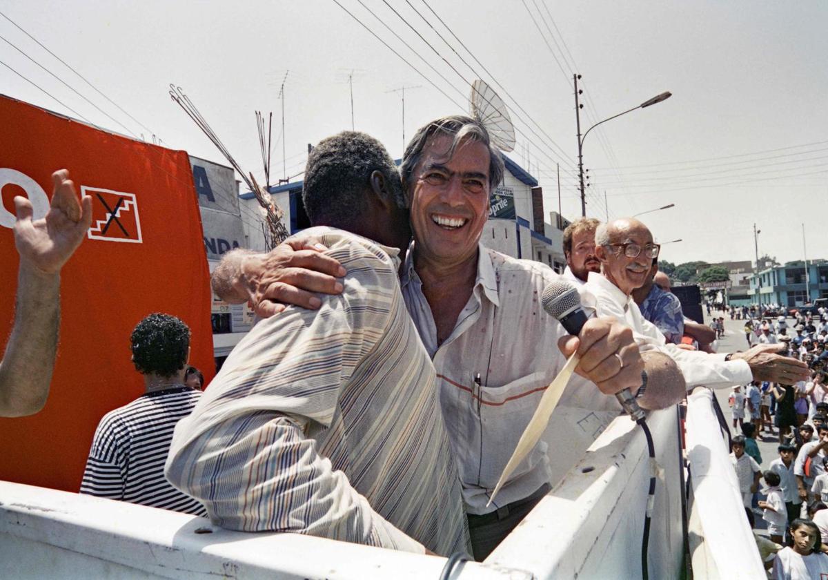 Vargas Llosa, en 1990, durante la campaña de las presidenciales de Perú
