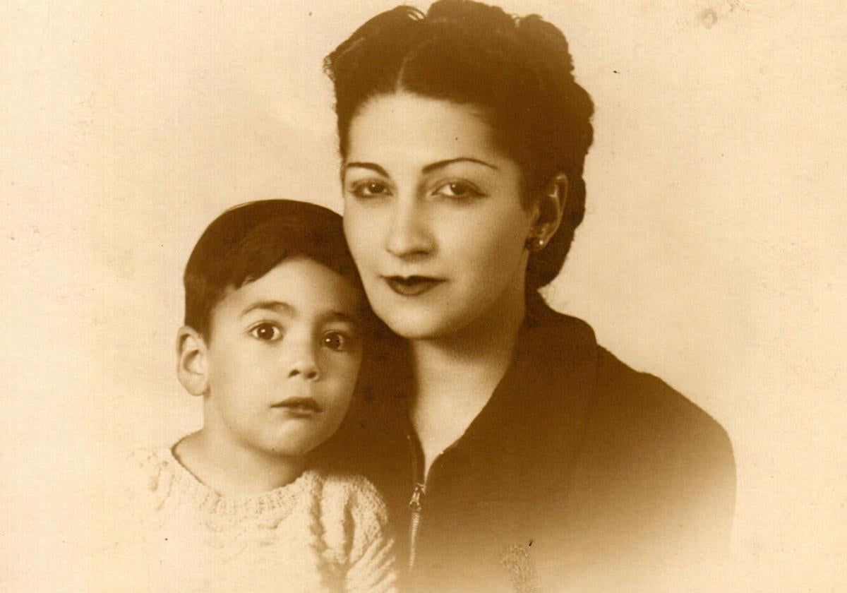 Mario Vargas Llosa, de niño, junto a su madre
