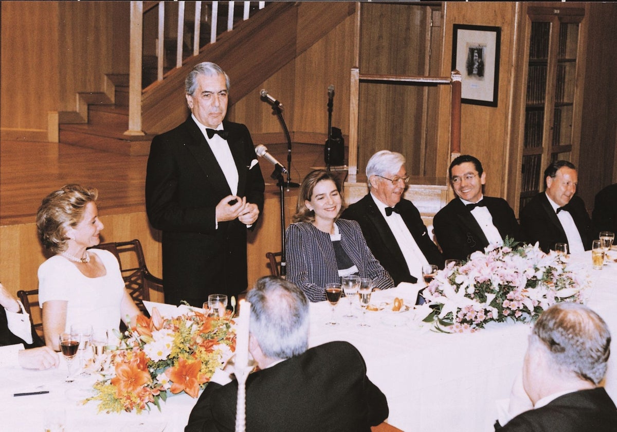 Vargas Llosa durante la entrega del Mariano de Cavia en 1997