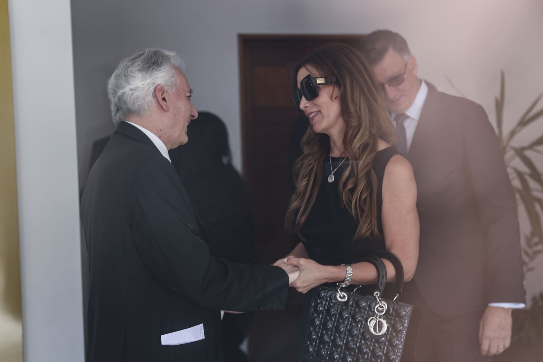 Álvaro Vargas Llosa recibe las condolencias de las personas que han ido al tanatorio