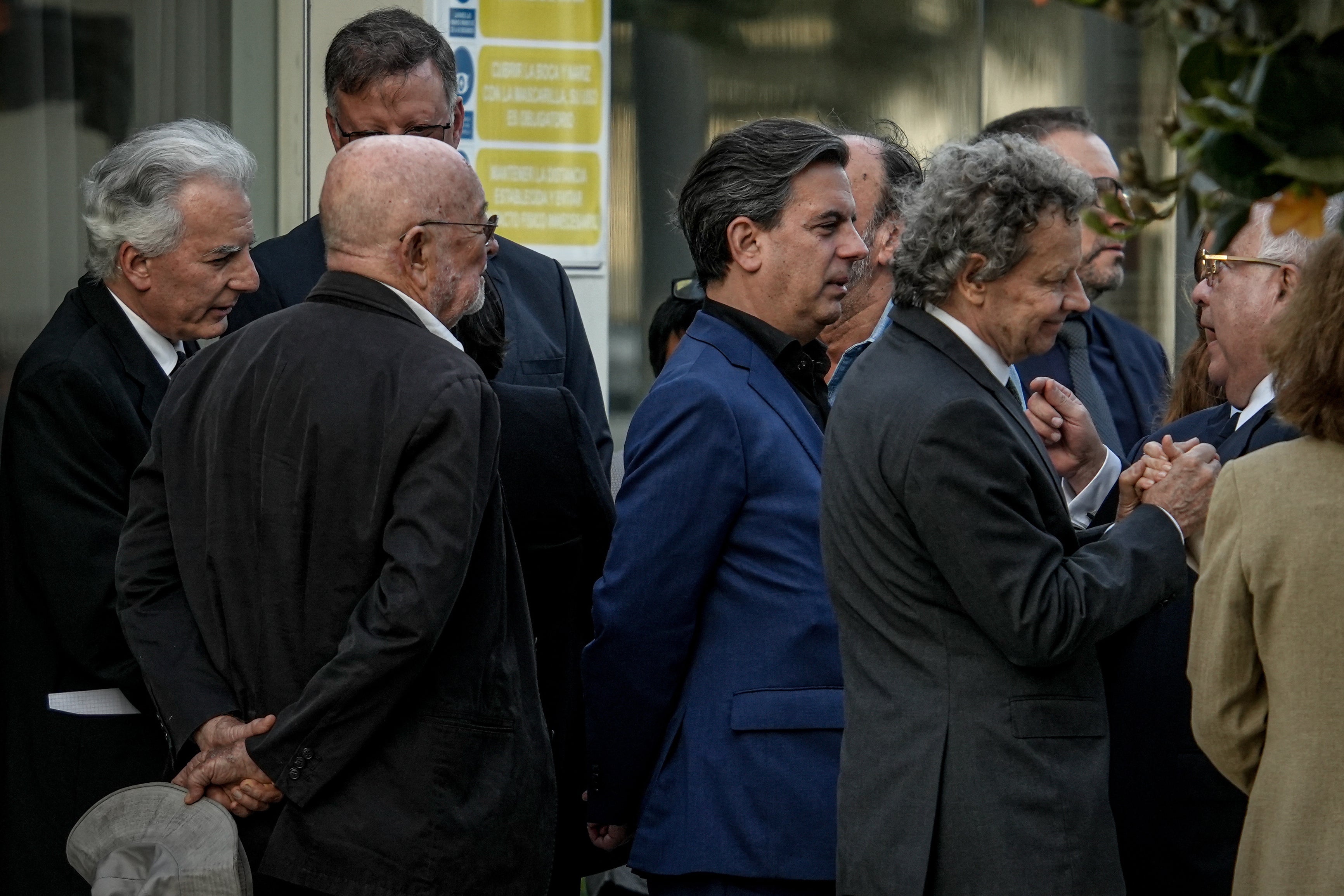 Álvaro (izqda.) y Gonzalo (centro) reciben el consuelo de sus amigos y familiares