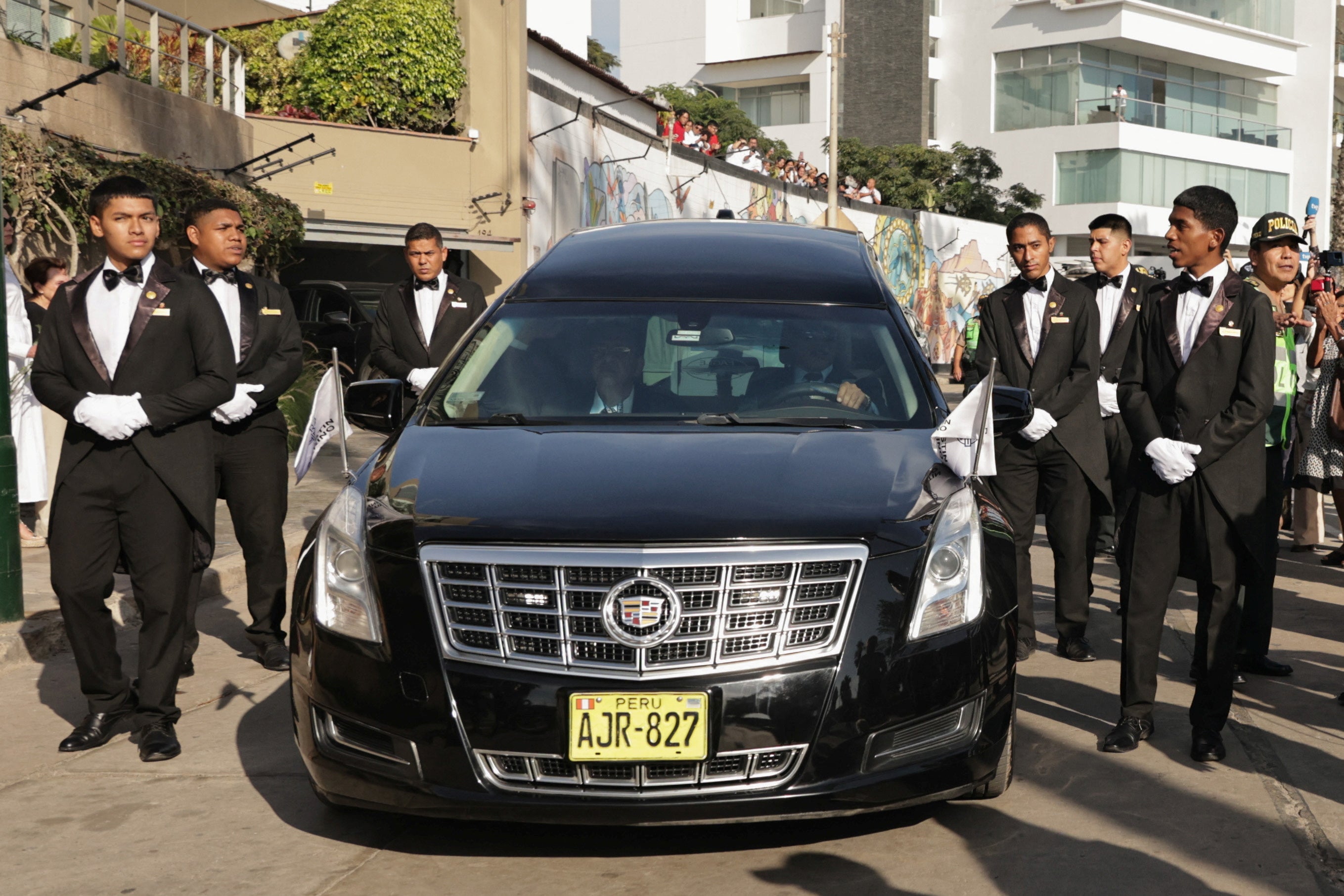 Los trabajadores de la funeraria acompañando al coche fúnebre