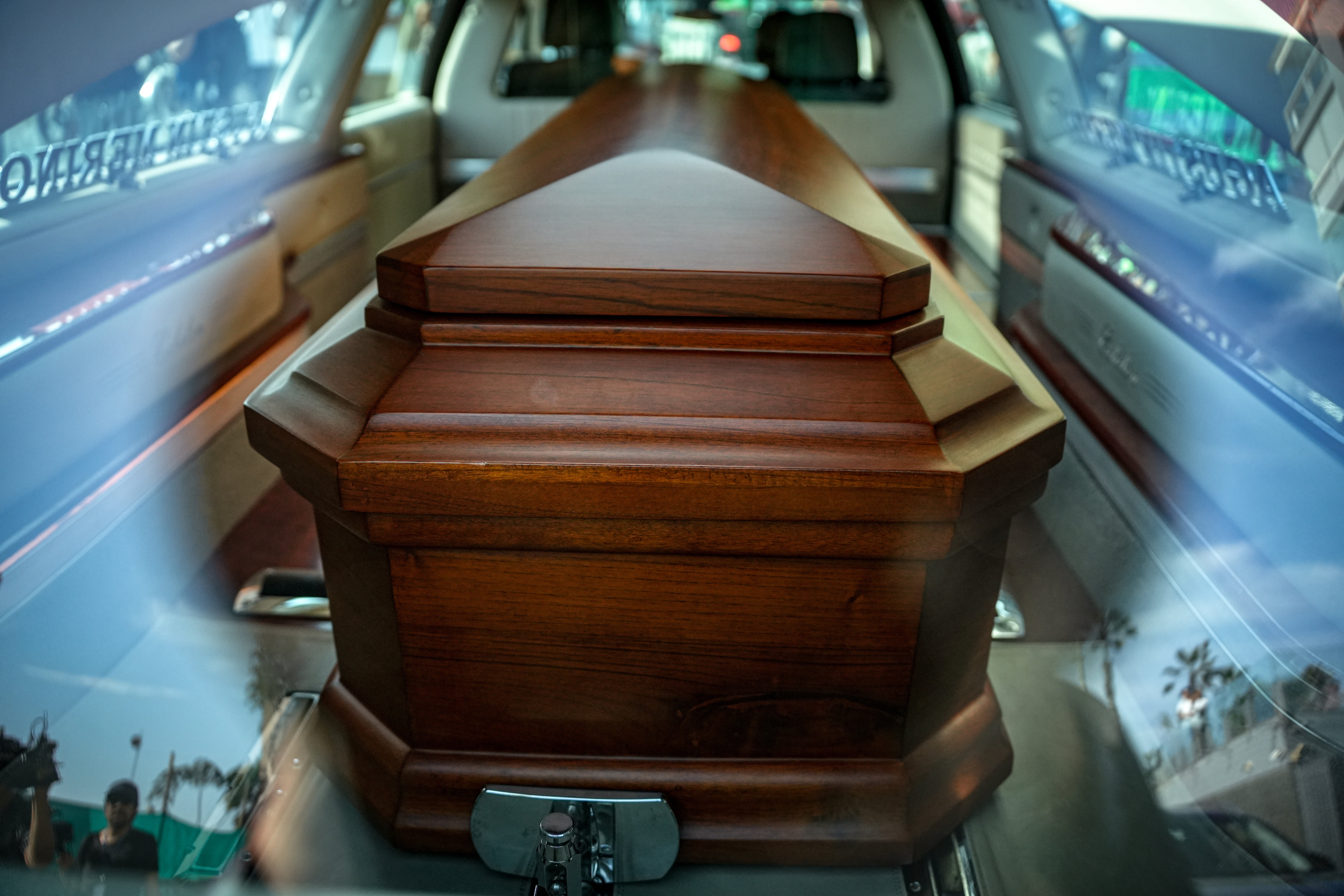 El féretro de Mario Vargas Llosa, en el interior del coche fúnebre