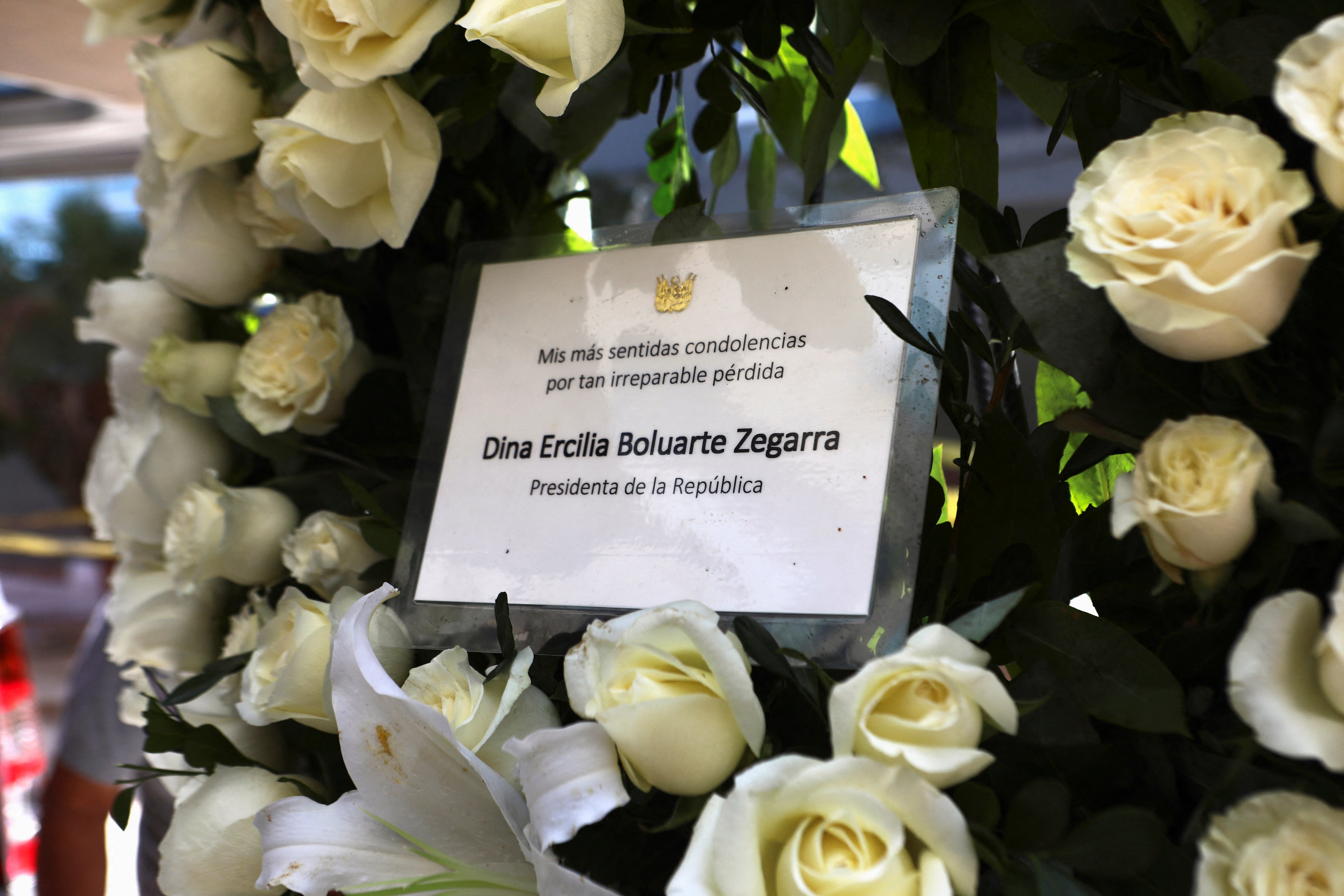 Detalle de la corona de flores enviada por la presidenta de Perú, Dina Boluarte