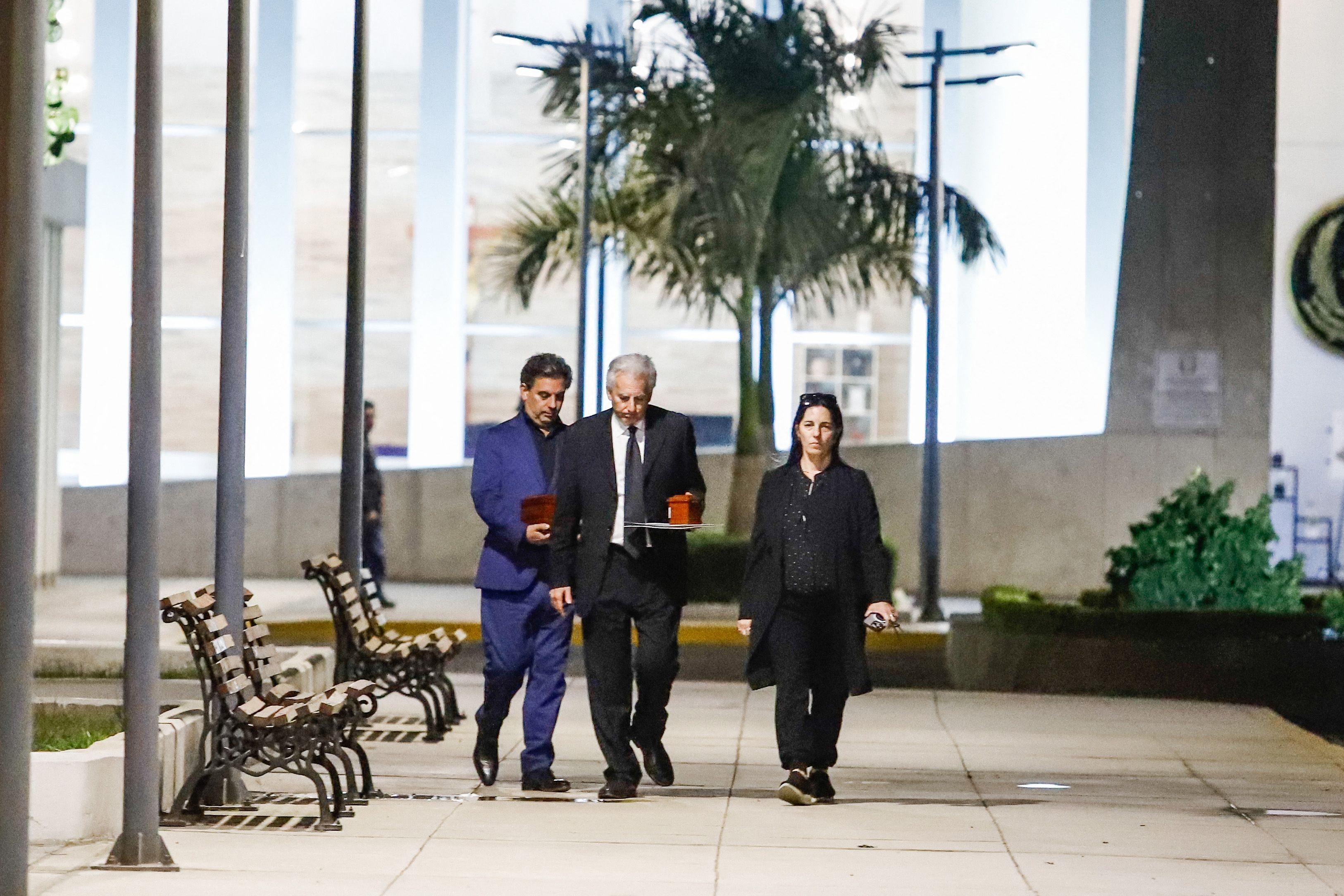 Los hijos de Mario Vargas Llosa, Gonzalo, Álvaro y Morgana, salen del tanatorio con urnas de las cenizas de su padre