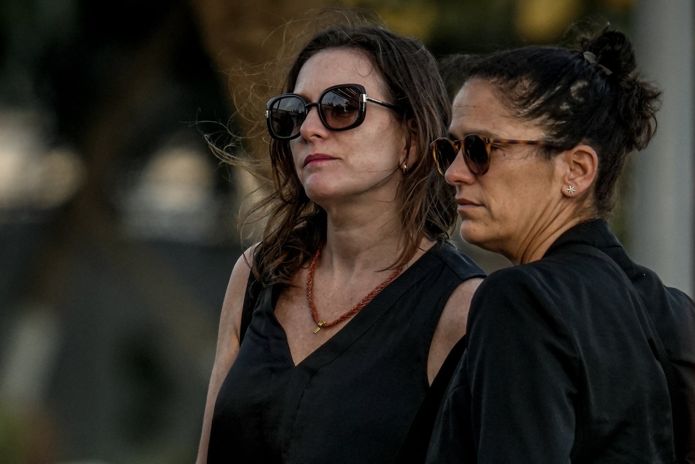 La hija de Mario Vargas Llosa, Morgana (dcha.), en el tanatorio
