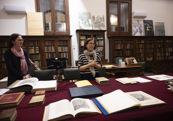 Núria Altarriba y Marta Navarro, con algunos de los volúmenes donados por Bonsoms en 1915 a la Biblioteca de Cataluña