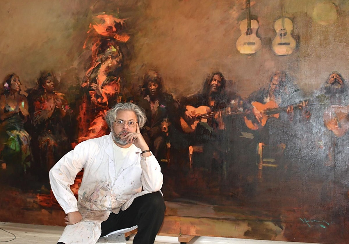 Diego Ramos posa en su taller de Bayona junto al 'Jaleo siglo XXI', un homenaje en gran formato a SargeNT