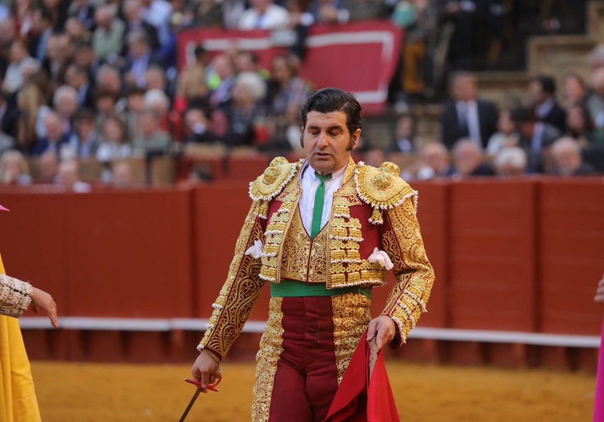 Morante de la Puebla con gesto contrariado en un lance de la corrida