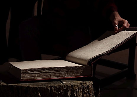 Imagen secundaria 1 - En las imágenes, distintas obras del conjunto 'Si el sol o el corazón se esconden', de Javier Garcerá