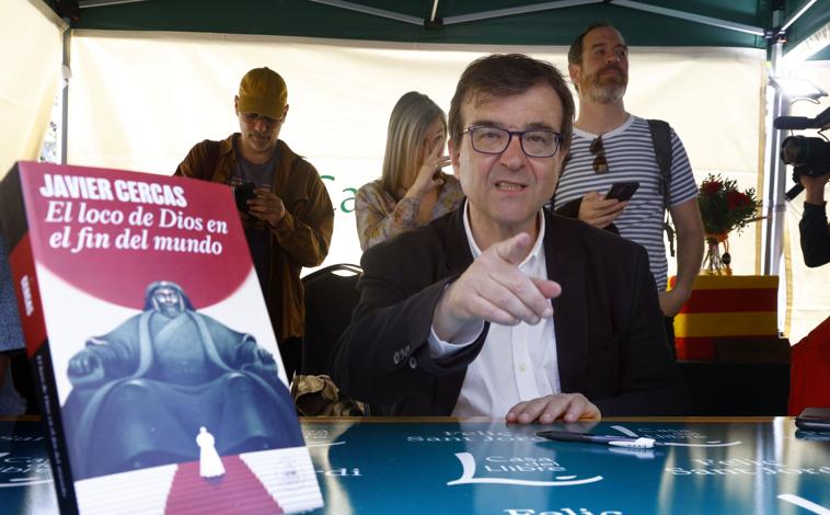 Imagen principal - Javier Cercas en Sant Jordi, en unas calles de Barcelona llenas de rosas y lectores
