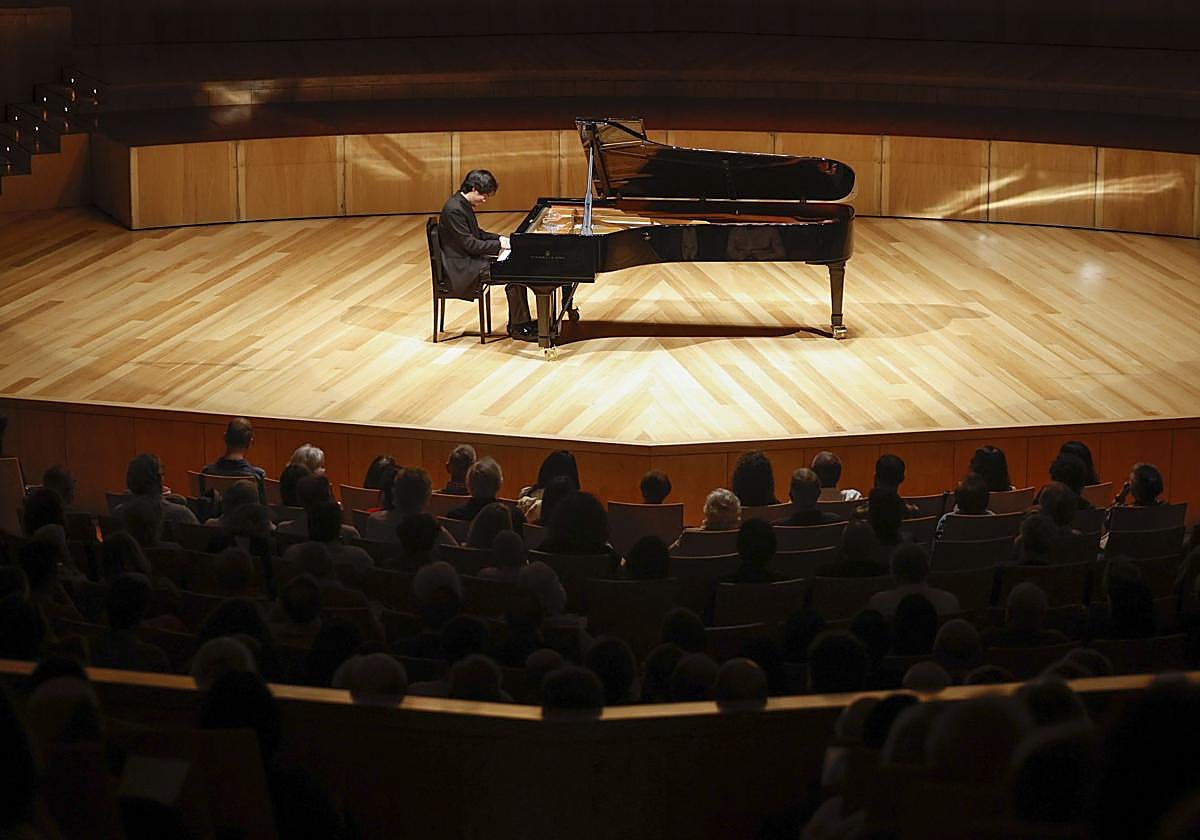 El pianista Bruce Liu en el auditorio Princesa Leonor, en Zaragoza