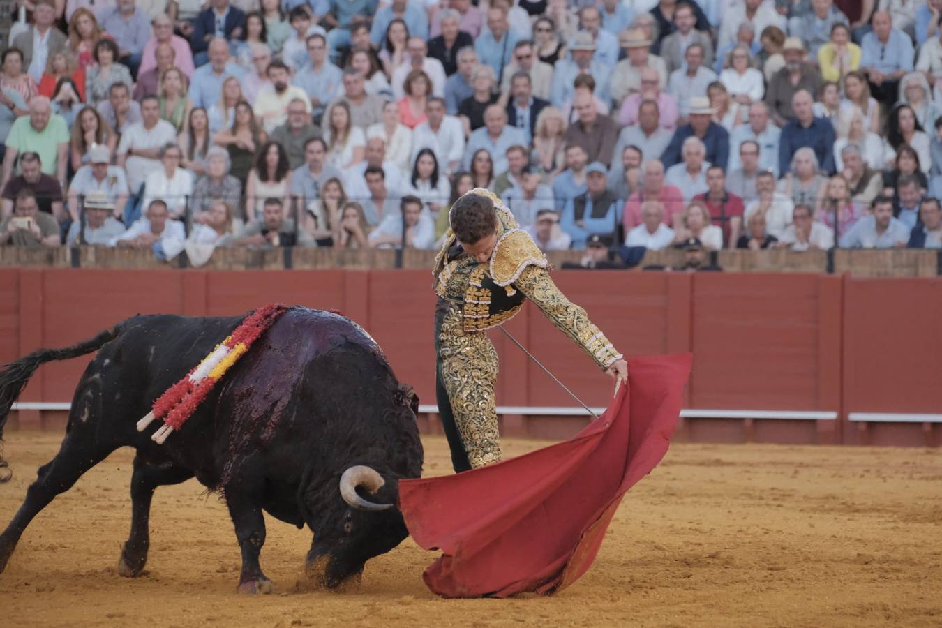 Calerito se llevó un susto con su segundo toro que lo levantó por los aires