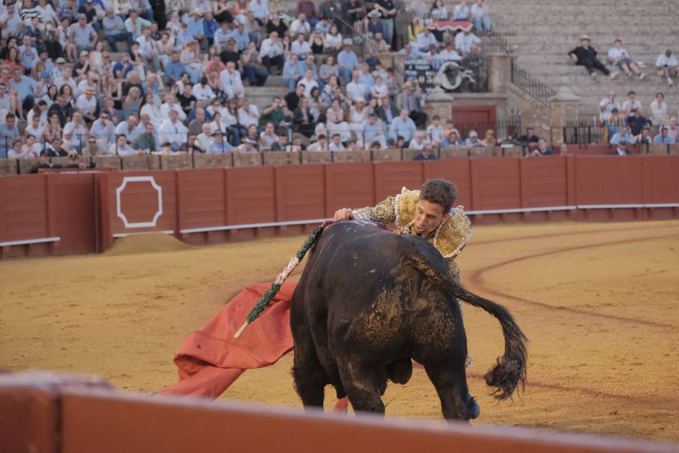 Calerito se llevó un susto con su segundo toro que lo levantó por los aires
