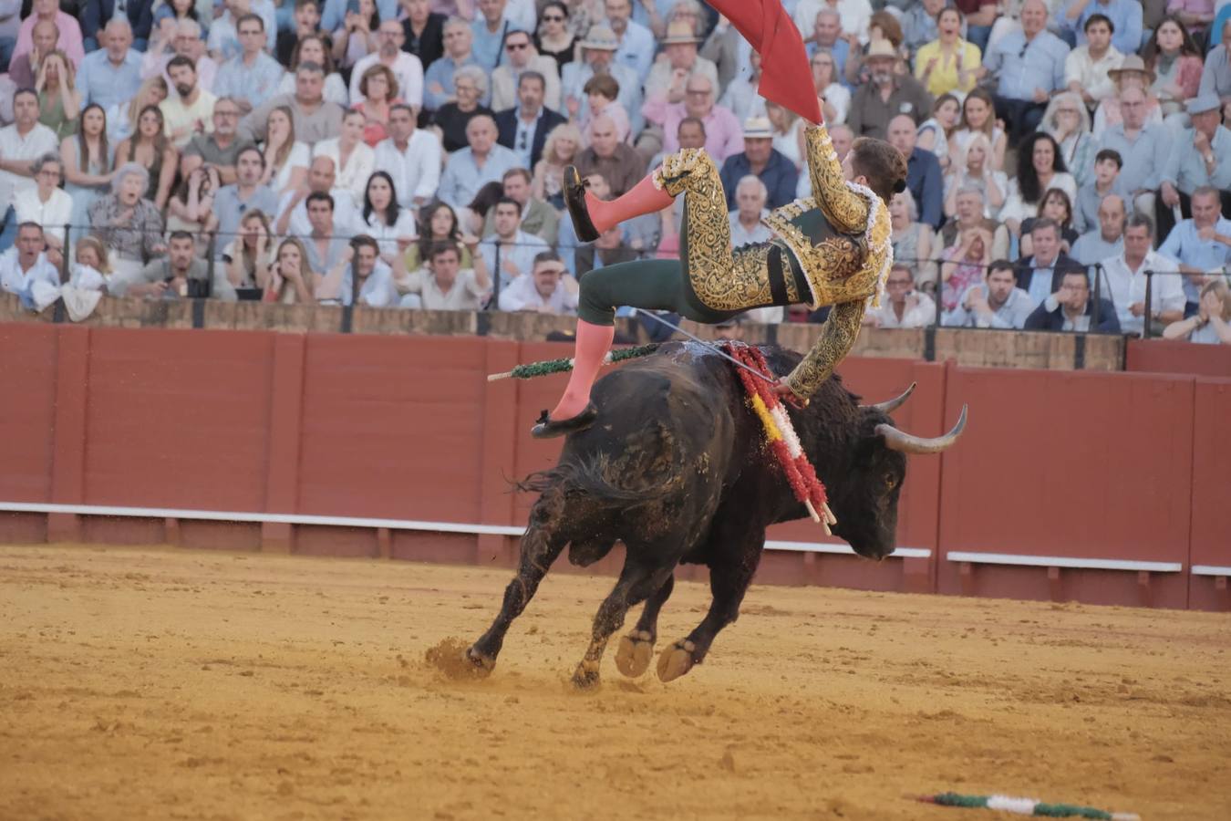 Calerito se llevó un susto con su segundo toro que lo levantó por los aires