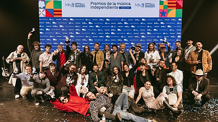 Los ganadores de los Premios MIN 2025, reunidos en el escenario para una foto de familia
