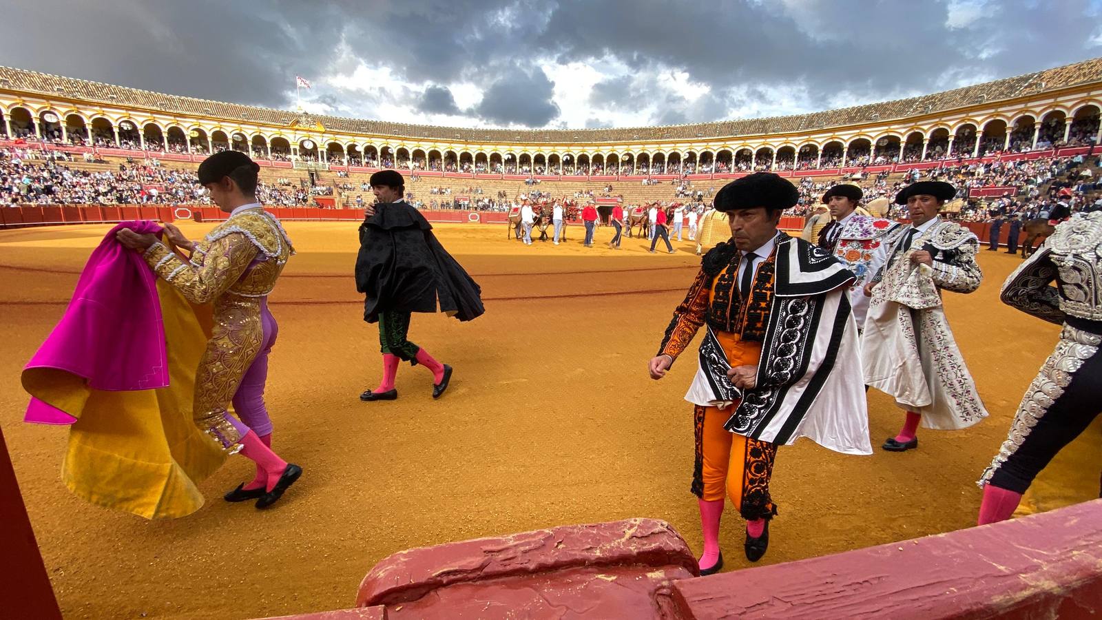 Vista de los diestros al finalizar el paseíllo