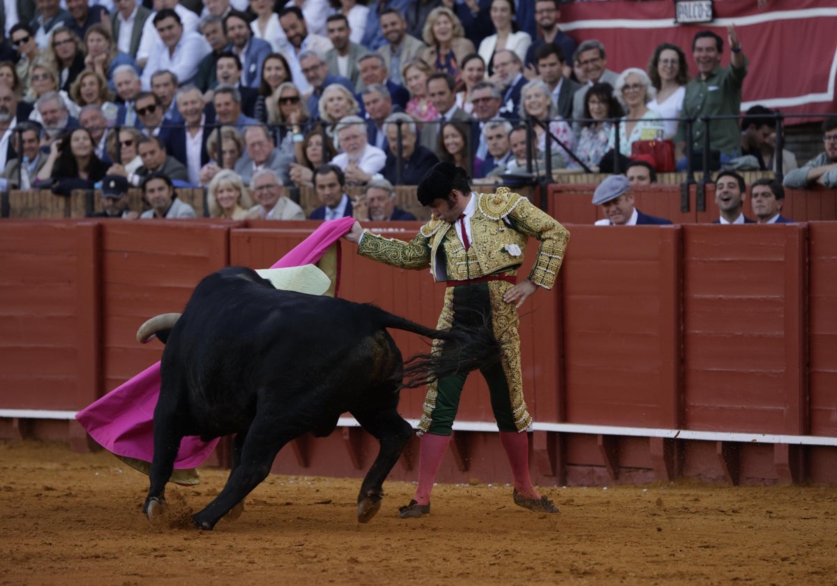 Morante levantó de sus asientos al público de la Maestranza con sus capotazos a una mano