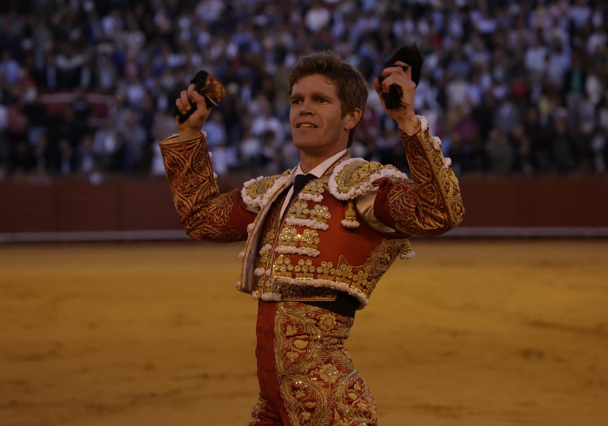 Borja Jiménez mostrando las dos orejas que le ha cortado a su segundo toro