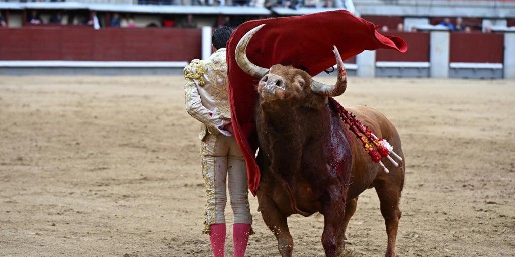 Álvaro Lorenzo saca billete para las ferias y roza la Puerta Grande de Las Ventas