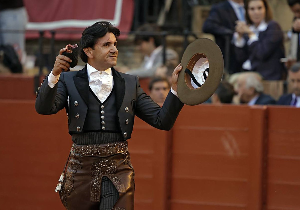 Diego Ventura saluda con la oreja que le cortó al quinto toro