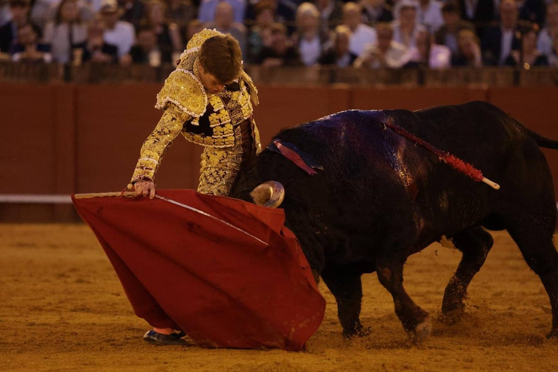 Algunos detalles de la faena de Borja Jiménez al que cerraba la tarde