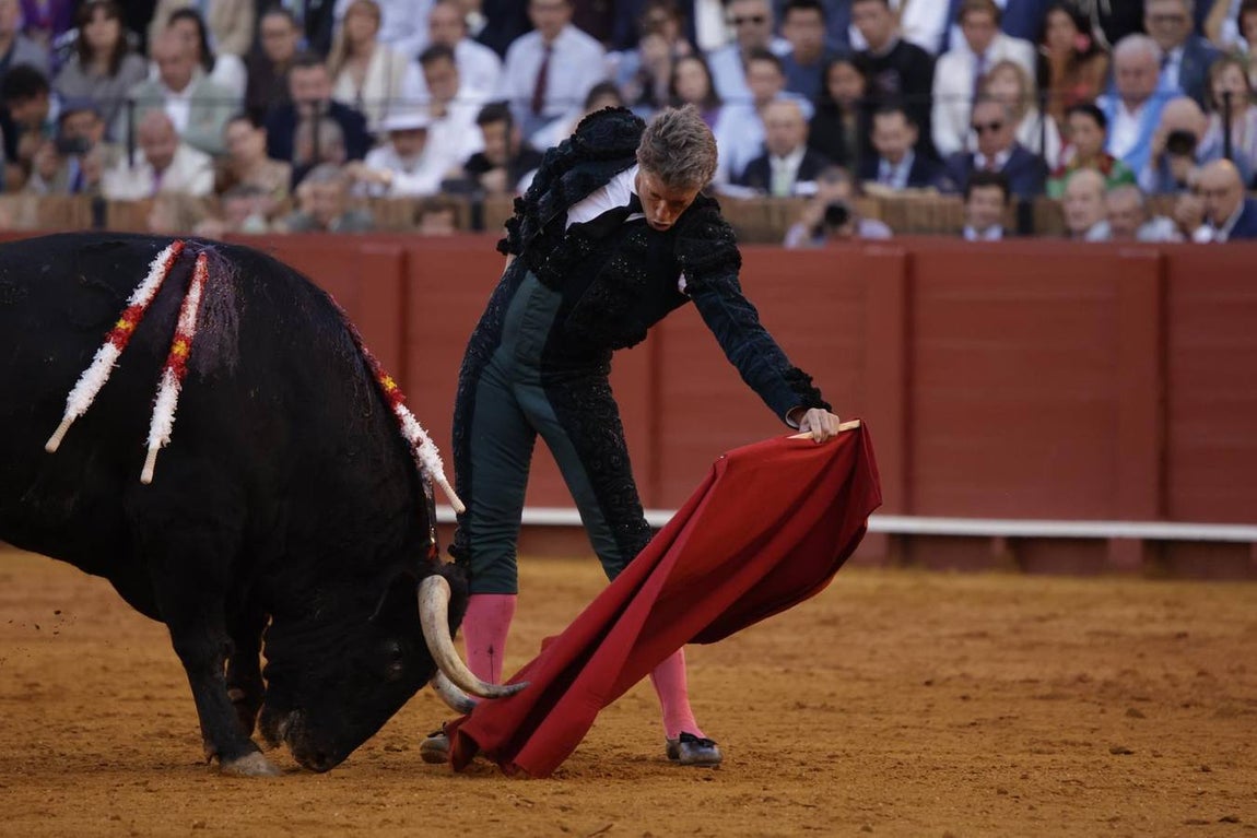 Imágenes de Escribano en el segundo toro de su lote 