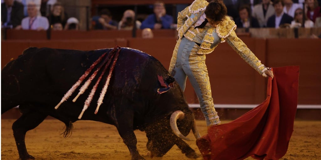 Fumata negra en la Maestranza: a Roca Rey se le escapa una autoritaria e indiscutible Puerta del Príncipe