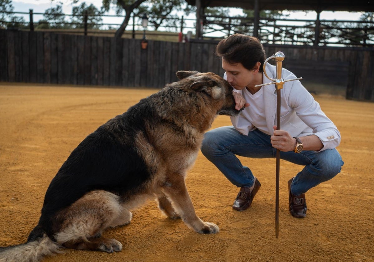 Andrés Roca Rey, con Crak, en su finca de Gerena