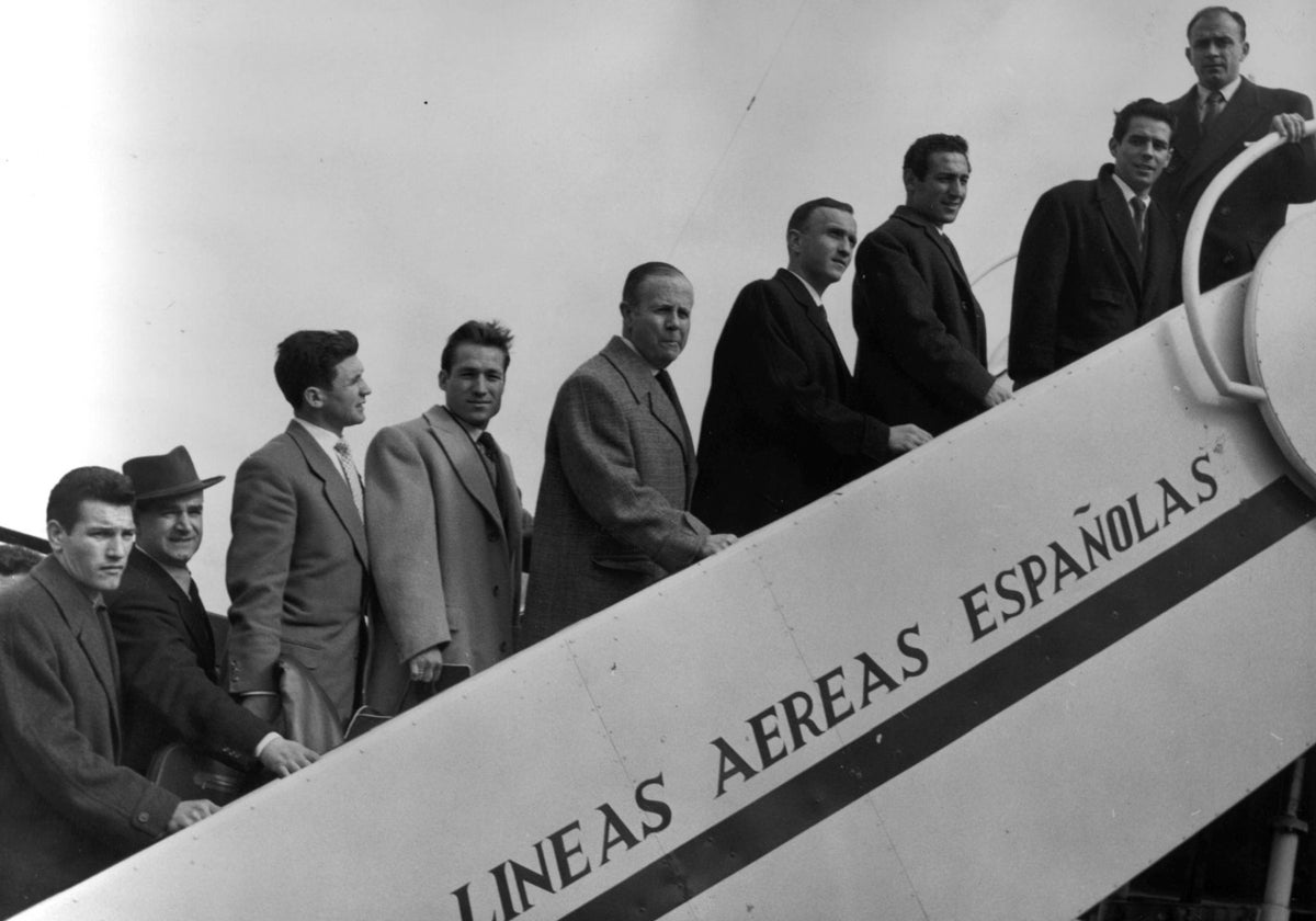 Pedro Escartín (en el centro de la imagen), en la salida de un viaje de la selección a Roma, junto a Santamaría, Gento, Zárraga y Di Stéfano, entre otros
