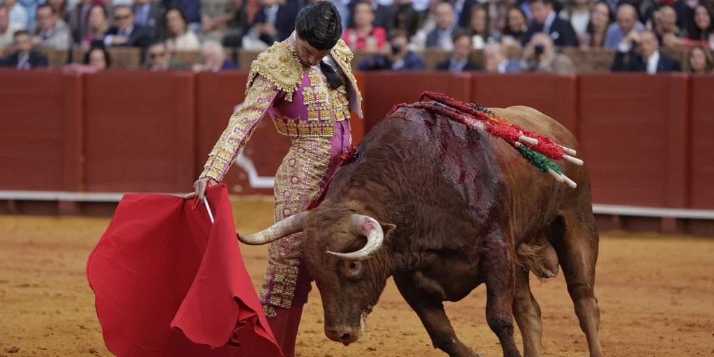 Veinte pases con forma de Giraldillo: Pablo Aguado cambia su durito en la Maestranza