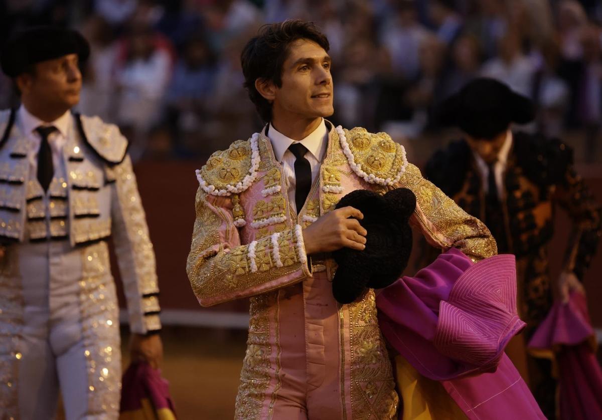 Sebastián Castella da la vuelta al ruedo tras matar a Predicador, el quinto de la tarde