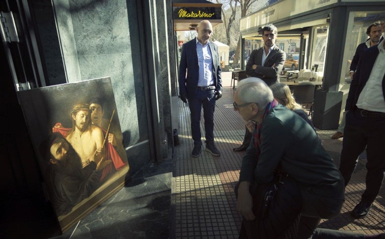 Imagen principal - De arriba abajo, fotograma de 'The Sleeper', con el Caravaggio perdido como protagonista; una de las escenas animadas por Fernando Sáncghez Castillo para Matadero; y pintura de Tàpies, homenajeado por Albert Serra