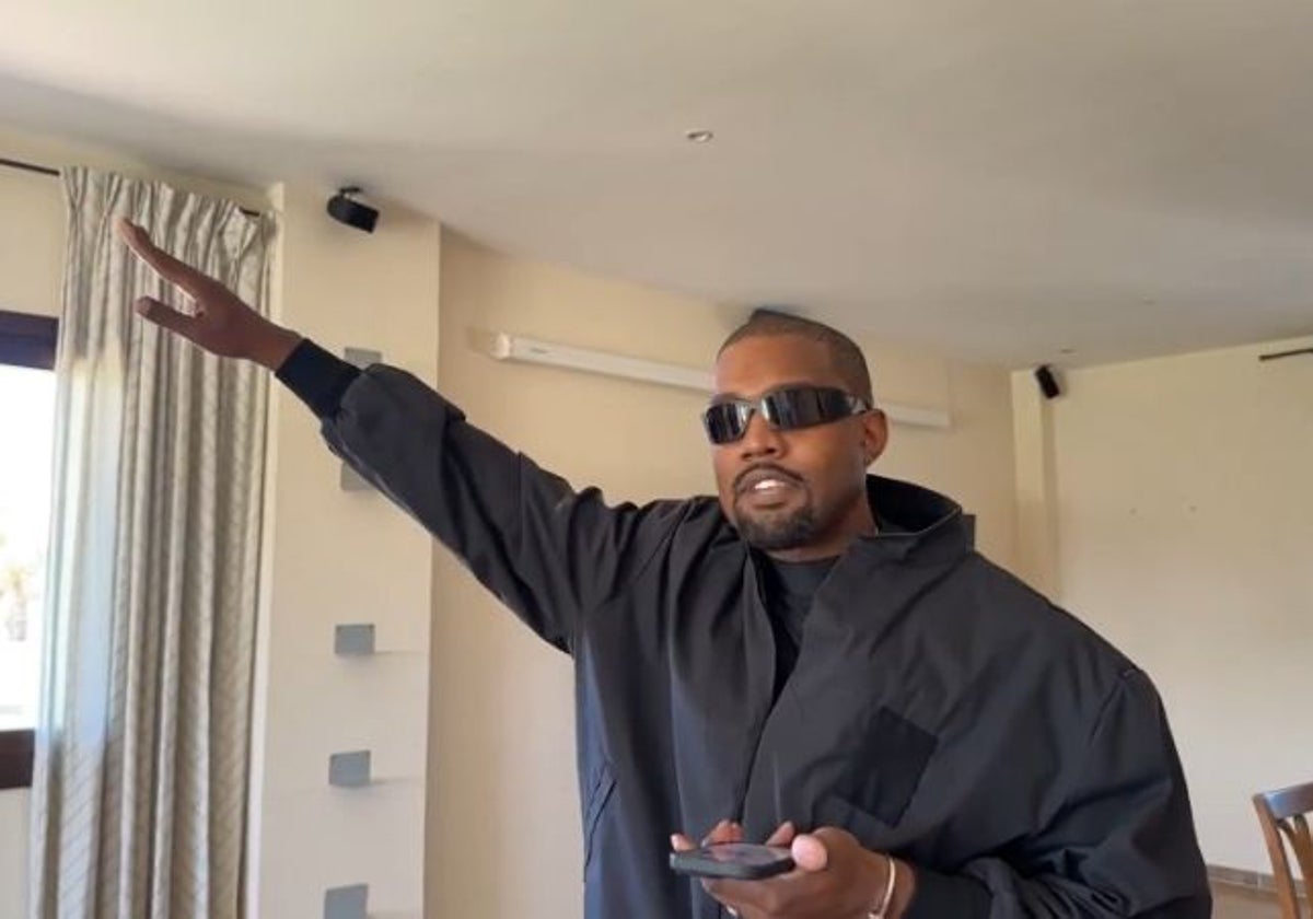 Kanye West, durante una conexión en Twitch donde hizo el saludo fascista