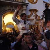 David Miranda saliendo a hombros por la Puerta del Príncipe