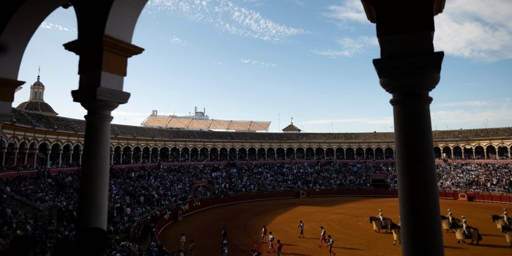 Toros en Sevilla, en directo: sigue la corrida con Cayetano, Roca Rey y David de Miranda en la Maestranza