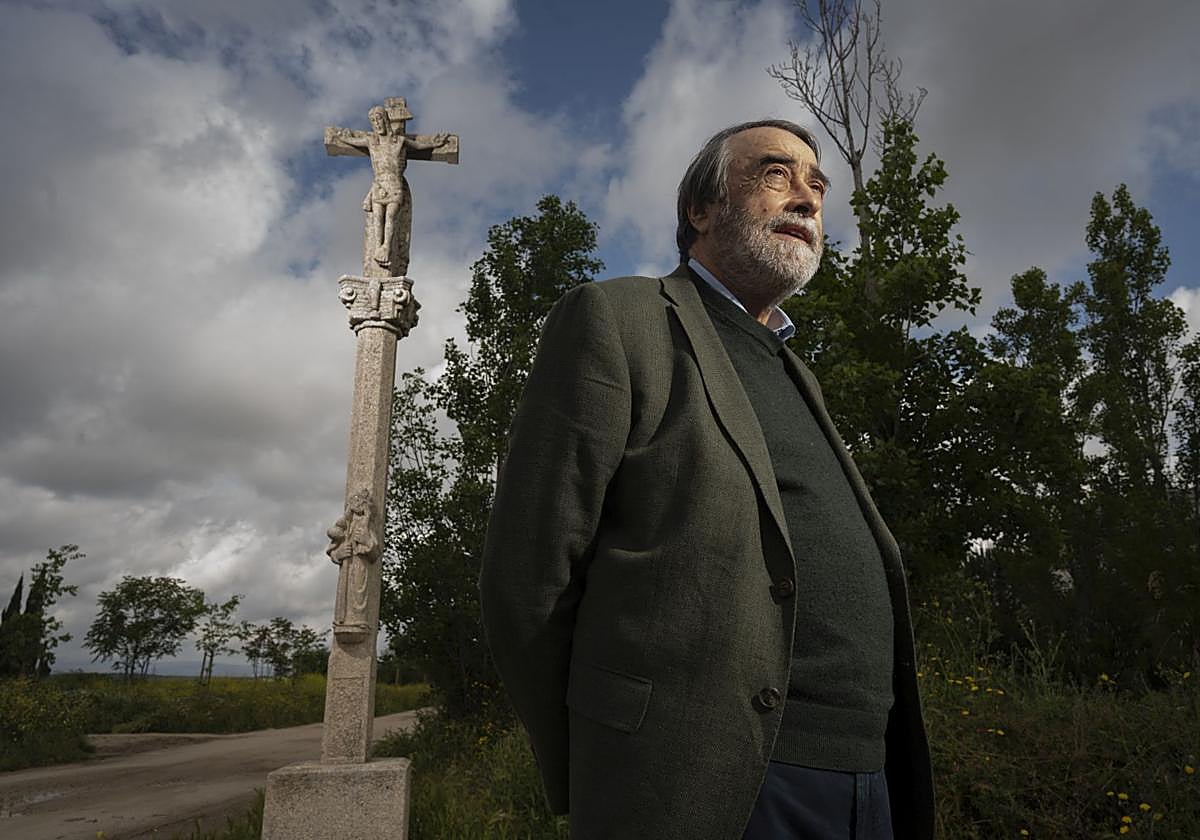 Pedro García Cuartango, junto al cruceiro en Montecarmelo
