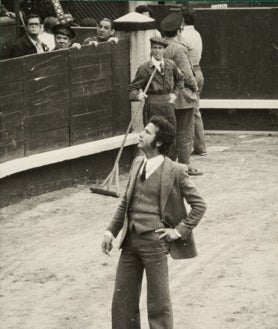 Imagen secundaria 2 - El sobresaliente Julián de Mata, herido sobre la arena y antes del festejo. El torero Simón pidió torear en su lugar