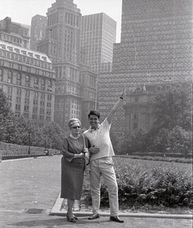 Imagen secundaria 2 - En la primera foto, imagen de este 'Diario de Nueva York' de Zulueta; en la segunda foto, vemos un cuadro realizado en su estancia en la Arts Students League; en la imagen vertical, junto a su abuela, en Battery Park 