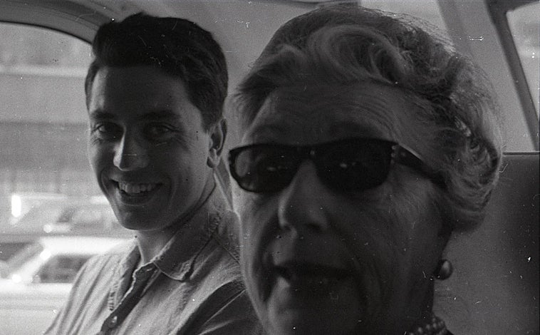 Imagen principal - En la primera foto, vemos al artista junto a su abuela materna Pepita Ubarrechena en Nueva York; en la segunda foto, en los decorados que cedió Samuel Bronston para el pabellón español en la Expo del 64, celebrada en Nueva York. Por último, en la foto vertical, Zulueta delante de la Torre CIBC de Montreal en el verano de 1964