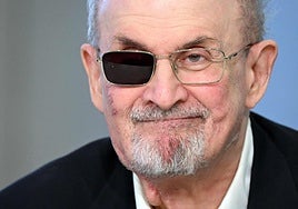 Sentencia contra sentencia: 25 años de cárcel para el atacante de Rushdie